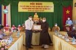 Ông Trần Minh Nay trao Bằng khen của UBND tỉnh Tây Ninh cho Đại đức Thích Nghiêm Lâm