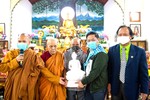 Đại đức Thích Pháp Hiếu trao tặng tôn tượng Đức Phật Thích Ca Mâu Ni đến đoàn Tổng Lãnh sự