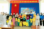 Đoàn trao quà đến học sinh dân tộc Chăm tại Trường Tiểu học Hòa Lộc, xã Minh Hòa