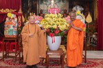 Hòa thượng Thích Thiện Nhơn tặng hoa chúc mừng Tết cổ truyền đến Hòa thượng Danh Lung