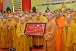 Hòa thượng Thích Thiện Nhơn trao bảng chúc mừng "Phật sự viên thành" đến Hòa thượng Thích Lệ Trang, tân Trưởng ban Trị sự