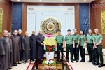Hòa thượng Thích Lệ Trang tặng hoa chúc mừng nhân Ngày Truyền thống Lực lượng An ninh nhân dân