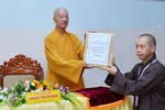 Trưởng lão Hòa thượng Viện trưởng trao bộ đề thi được niêm phong đến đại diện Hội đồng Tuyển sinh năm 2022 của Học viện Phật giáo VN tại TP.HCM