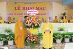 Thượng tọa Thích Phước Nghiêm tặng hoa chúc mừng đến đại diện Ban Tổ chức Hội thi