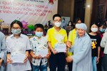 Ni trưởng Thích nữ Như Thảo trao học bỏng đến học sinh khó khăn học giỏi