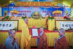 Hòa thượng Thích Hạnh Nhẫn trao quyết định bổ nhiệm trụ trì chùa Viên Quang đến Sư cô Thích nữ Hạnh Đoan