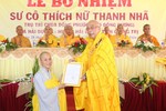 Hòa thượng Thích Thiện Tấn trao quyết định bổ nhiệm trụ trì chùa Đông Phước đến SC Thích nữ Thanh Nhã