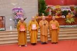 Hòa thượng Thích Lệ Trang trao quyết định đến 3 vị Trưởng ban
