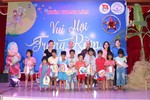 Các em thiếu nhi được rước đèn, vui trung thu