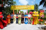 Hội Từ thiện chùa Tuờng Nguyên cắt băng khánh thành cầu nông thôn tại tỉnh Vĩnh Long - Ảnh: T.N