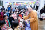 Thượng tọa Thích Quảng Hiền trao quà trung thu cho trẻ em tại chùa Pháp Hoa