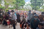 Đồng bào tập trung đón đoàn từ thiện tại chùa Thanh An, xã Bom Bo
