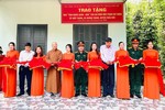 Cắt băng khánh thành căn nhà "Tình nghĩa quân dân" của gia đình ông Phạm Chí Thiện