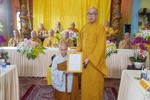 Thượng tọa Thích Quảng Lộc, Trưởng ban Trị sự GHPGVN tỉnh Tiền Giang, Trưởng ban Trị sự TP.Mỹ Tho trao quyết định đến Sư cô Thích nữ Trung Hạnh