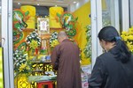 Đại diện toà soạn báo Giác Ngộ viếng tang, chia buồn cùng gia quyến