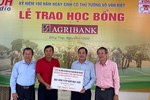 Đại diện Ban Tổ chức cuộc đua và đại diện Agribank trao bảng tượng trưng đến lãnh đạo địa phương