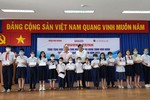 Tổng Biên tập Báo Sài Gòn Giải Phóng Tăng Hữu Phong, đại diện nhà tài trợ trao học bổng cho học sinh khó khăn