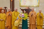 Thượng tọa Thích Thanh Phong, đại diện chư tôn đức Ban Trị sự tặng hoa, tri ân bà Trần Kim Yến tại Việt Nam Quốc Tự
