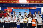 Đại diện các đơn vị tài trợ và UBND phường 12, quận 5 cùng các em học sinh nhận học bổng - Ảnh: Tuấn Nguyễn