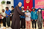 Thiền tự Trúc Lâm Viên Giác (Khánh Hòa) trao quà đến những hộ khó khăn