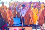 Thực hiện nghi thức đặt đá xây dựng ngôi chánh điện chùa Phước Lâm