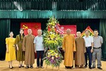 Hoà thượng Thích Quảng Hà thay mặt Ban Thường trực Ban Trị sự đã trao tặng lẵng hoa chúc mừng Ủy ban MTTQVN tỉnh