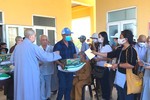 Phật giáo Trà Vinh trao 400 suất quà đến người mù tại Thừa Thiên Huế