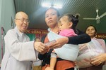 Ni trưởng Thích nữ Như Dung trao quà đến hộ khó khăn