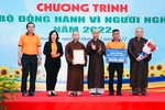 Ban Trị sự GHPGVN TP.HCM đăng ký ủng hộ 500 triệu đồng cho Quỹ “Vì người nghèo” quận 10 - Ảnh: Long Hồ