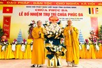 Thượng tọa Thích Đạo Hiển thay mặt Ban Trị sự tỉnh tặng hoa chúc mừng Đại đức tân trụ trì chùa Phúc Đa