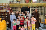 Nhóm Tăng Ni giảng sinh Trung cấp khóa 12 trao quà cho trẻ mồ côi
