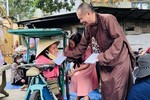 Thượng tọa Thích Minh Trí, trụ trì chùa Phúc Lâm trao quà đến người khuyết tật