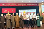 Thượng tọa Thích Nhật Thiện nhận quà chúc Tết từ ông Lê Văn Minh, Bí thư Quận ủy Quận 10