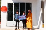 Thượng tọa Thích Trung Sơn trao bảng công trình Nhà Khăn quàng đỏ cho em Nguyễn Huỳnh Quốc Bảo