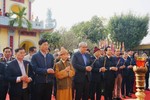Chư Tăng, đại diện lãnh đạo các cơ quan thắp hương tưởng niệm chư vị tiền nhân