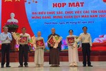 Ông Phùng Anh Tuấn trao Bằng khen đến các đơn vị, cá nhân