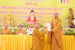 Hòa thượng Thích Quảng Tùng trao quyết định đến Đại đức Thích Bản Đức, tân trụ trì chùa Liên Hoa