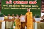 Thượng tọa Thích Trí Thọ trao giấy quyết định bổ nhiệm trụ trì chùa An Long 