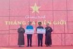 Thượng tọa Thích Quảng Pháp và Đại đức Thích Tuệ Tánh trao 200 triệu đồng Hội Liên hiệp Thanh niên VN và Bộ Chỉ huy Biên phòng