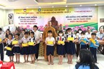 Đại đức Thích Minh Phú trao học bổng cho học sinh khó khăn - Ảnh: TN