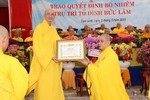 Hoà thượng Thích Chơn Minh trao quyết định bổ nhiệm trụ trì tổ đình Bửu Lâm đến Đại đức Thích Lệ Ngộ