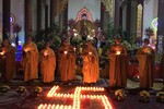 Chư Tăng thắp nến cầu nguyện bình an trong ngày khánh đản Bồ-tát Quán Thế Âm