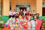 Đại đức Thích Quang Hướng tặng quà Trường Mầm non Tuổi Hồng