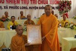 Thượng tọa Thích Trí Thọ trao quyết định đến Đại đức Thích Nguyên Từ