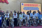 Hội Từ thiện chùa Tường Nguyên trao 100 chiếc xe đạp cho học sinh nghèo hiếu học 