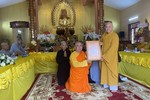 Thượng tọa Thích Huệ Đức trao giấy quyết định đến Đại đức Thích Giới Ân 