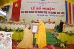 Hòa thượng Thích Thiện Tấn trao quyết định bổ nhiệm chùa Gio Sơn đến Đại đức Thích Từ Dung