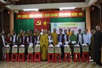  Phân ban Phật tử Dân tộc T.Ư trao quà đến lãnh đạo UBND H.Vĩnh Thạnh