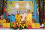 Hòa thượng Thích Minh Nhật tặng hoa chào mừng Hòa thượng Thích Huệ Trí