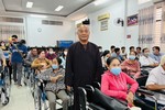 Hòa thượng Thích Chơn Tịnh tặng xe lăn đến người khuyết tật khó khăn 